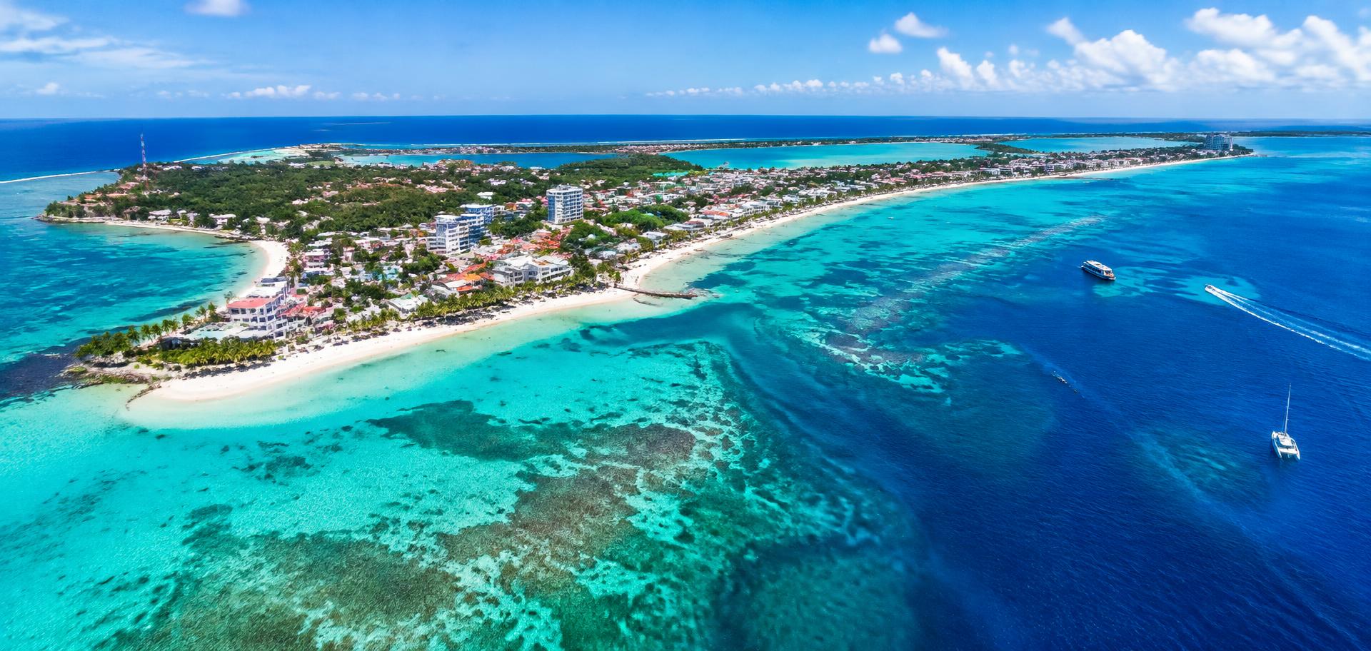 Vista aérea de San Andrés y el mar de siete colores